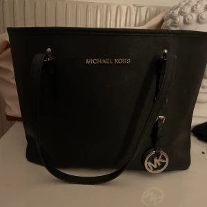Michael Kors väska  - Michael kors väska svart med silver detaljer 
