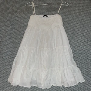 Vit klänning - Otroligt gullig klänning ifrån Zara💕väldigt fin till en stickad tröja eller bara som den är. Den är i väldigt bra skick, endast använd tre gånger. Nypris 399kr. Hör av dig vid några fundering!