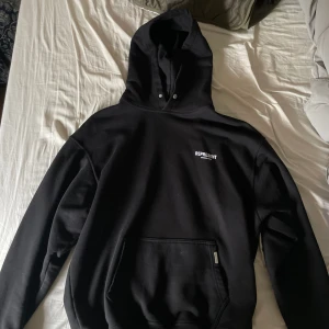 HELT NY - Represent Hoodie - Strl: M/L Nypris: 2400kr Skick: 10/10 använd 2-3 ggr
