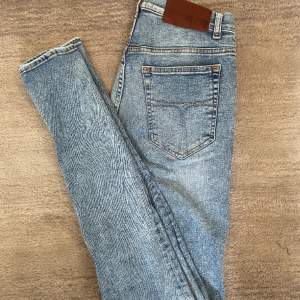 Säljer nu dessa Tiger of Sweden jeans i nyskick. Modellen är ca 180 cm lång. Bara att höra av er vid frågor eller funderingar