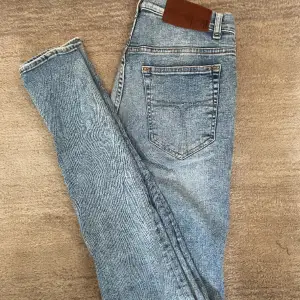 Säljer nu dessa Tiger of Sweden jeans i nyskick. Modellen är ca 180 cm lång. Bara att höra av er vid frågor eller funderingar
