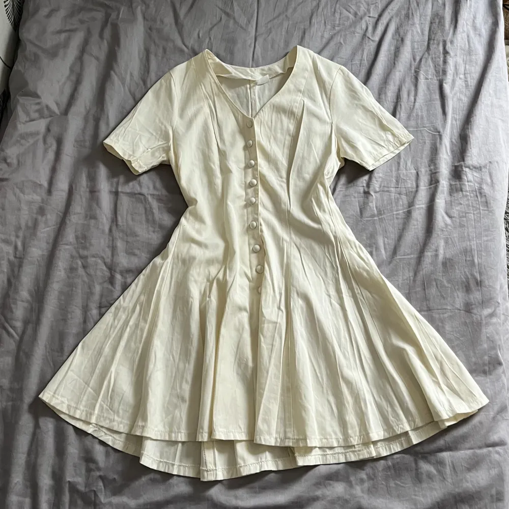 Jättefin vit klänning som passar perfekt för student eller skolavslutning.🌼 Passar för någon med storlek S (34/36). Mjukt och skönt tyg i fint skick. Endast använd en gång. Klänningar.