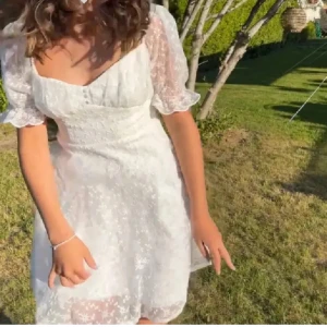 Studentklänning  - Jättefin studentklänning, som tyvärr är för stor för mig. Köpt på Plick men har själv aldrig använt. Lånad bild