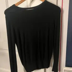 Helt vanlig svart tröja med lite knapp detaljer, köpt på zara💕