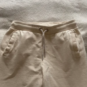 Mjukisbyxor - Mjukisbyxor från cubus. I storlek M. Använda en gång och tvättade två gånger. Har fickor på båda sidorna. Skulle säga att den passar en bra S om man gillar byxor som är väldigt loose. Har knytning runt midjan. 