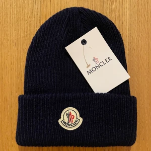 Moncler Mössa - Mörkblå moncler mössa helt ny. För frågor, skicka medddelande! 