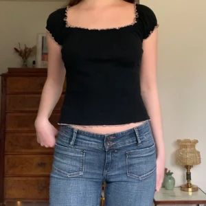 Vintage topp - Topp/blus i ribbat material, med fyrkantig urringning och rosa kanter, från märket Kookai! 💋