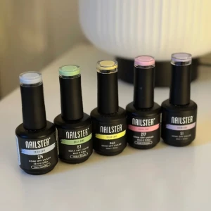 Nailster gellack & gel - Säljer 5 gellack och 2 liquid builder gels från Nailster i olika färger. Endast testade 1 eller 2 gånger för att se hur de såg ut, så mer eller mindre oanvända! Tänker mig 125kr/flaska 650kr för alla 460kr för endast färg 180kr för båda builder gels