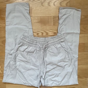 Beigea linnebyxor - Säljer dessa beigea/vita linnebyxor då de tyvärr var för små för mig. De är i nyskick men kan behöva strykas då de bara legat💕 Midja: mid waist Midjemått: 31cm (går att töja) Innerbenslängd: 72cm Hör gärna av dig vid frågor/bilder/prisdiskussion!😇