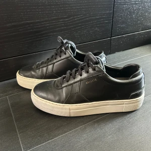 Arigato skor - Säljer nu mina Arigato skor. Skorna är sparsamt använda. Säljer dem då jag köpt ett par nya🩷 Skicka DM för fler bilder