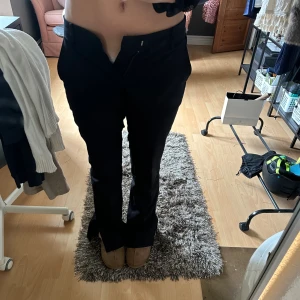 Lågmidjade kostymbyxor  - Jättefina kostymbyxor från bikbok, säljer då de blivit för små💞 Bootcut med en liten slits!