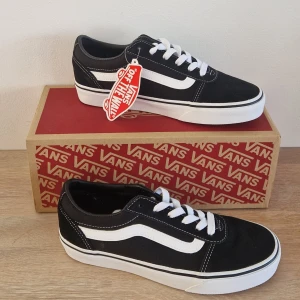 Svarta Vans - Hej, Säljer nu dessa vans då de var i fel storlek. Aldrig använda och i sprillans nytt skick.  •Orginallåda ingår•  Nypris: 799 Mitt pris: 399 ■Tar emot bud■