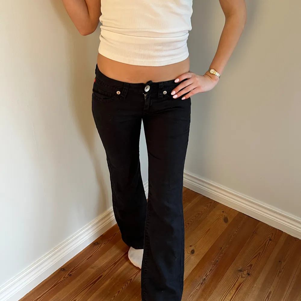 Midjemått( rätt över): 39cm  Inerbenslängd: 80cm  Litte som linnebyxor/ jeans  Köp dem via ”KÖP NU” eller Swish  Modellen är 170 cm, inga defekter 💕 . Jeans & Byxor.