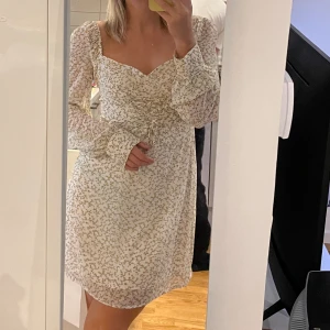 Adoore - Mykonos Lemon Dress - Säljer min klänning från Adoore i modellen Mykonos, använd sparsamt och i gott skick! Säljer pga. ej användning för längre. Storlek 38🥰