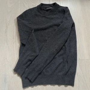 Marco polo tröja  - Tja säljer denna feta marc’o polo tröja i nyskick 🔥| nypris 1400 mitt pris 700| priset är ej hugget i sten | storlek S men passar mindre | jag på bilden är 163 50kg, se bild 3 