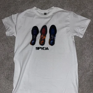 Graphic tee - Säljer min spyda Graphic Nike Tn tee som aldrig är använd