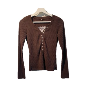 Henley top - Brun, ribbad Henley-tröja med spets-detalj i M men passar mer som en S