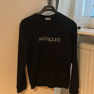 Säljer denna moncler tröja som jag inte använder längre. 