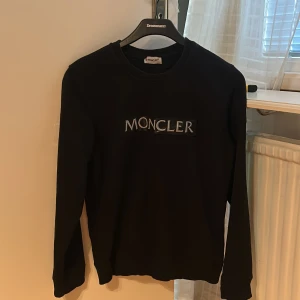 Moncler Tröja - Säljer denna moncler tröja som jag inte använder längre. 