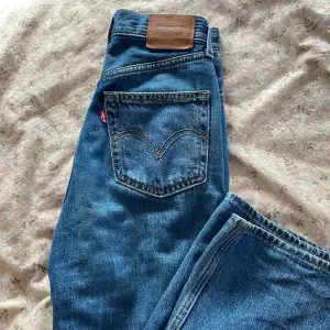 Supersnygga jeans från Levis i modellen High Loose. Storlek 24, sitter som en S 💕 sparsamt använda 
