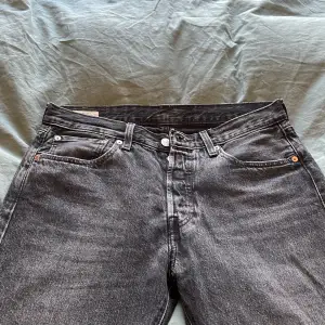 Levis jeans i modellen 501 nypris 1000-1500 på Levis hemsida använda ej inga dekaler på jeansen heller dem är knappt använda 