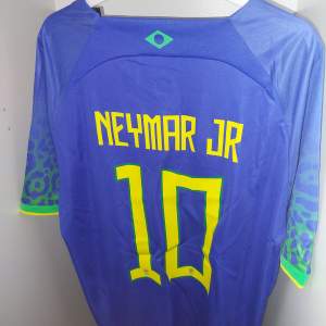 Brasilien bortatröja 🏆 2022/23 🏆 I nyskick 🏆 Neymar Jr, #10 🏆  För endast 449kr kan detta världskända matchställ bli ditt! Hör av dig vid funderingar