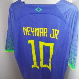 Brasilien Tröja, Neymar Jr #10 - Brasilien bortatröja 🏆 2022/23 🏆 I nyskick 🏆 Neymar Jr, #10 🏆  För endast 449kr kan detta världskända matchställ bli ditt! Hör av dig vid funderingar