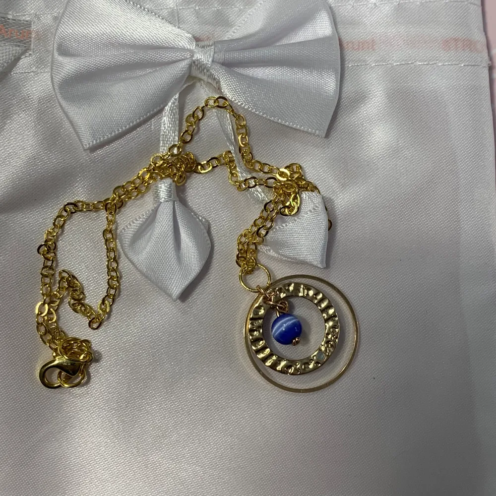 Elegant blue moon halsband. Handgjort. Kedjan är 42cm i längd och är godkönd av EU's regler för metaller i smycke tillverkning. Hängen är 3x3cm. . Accessoarer.