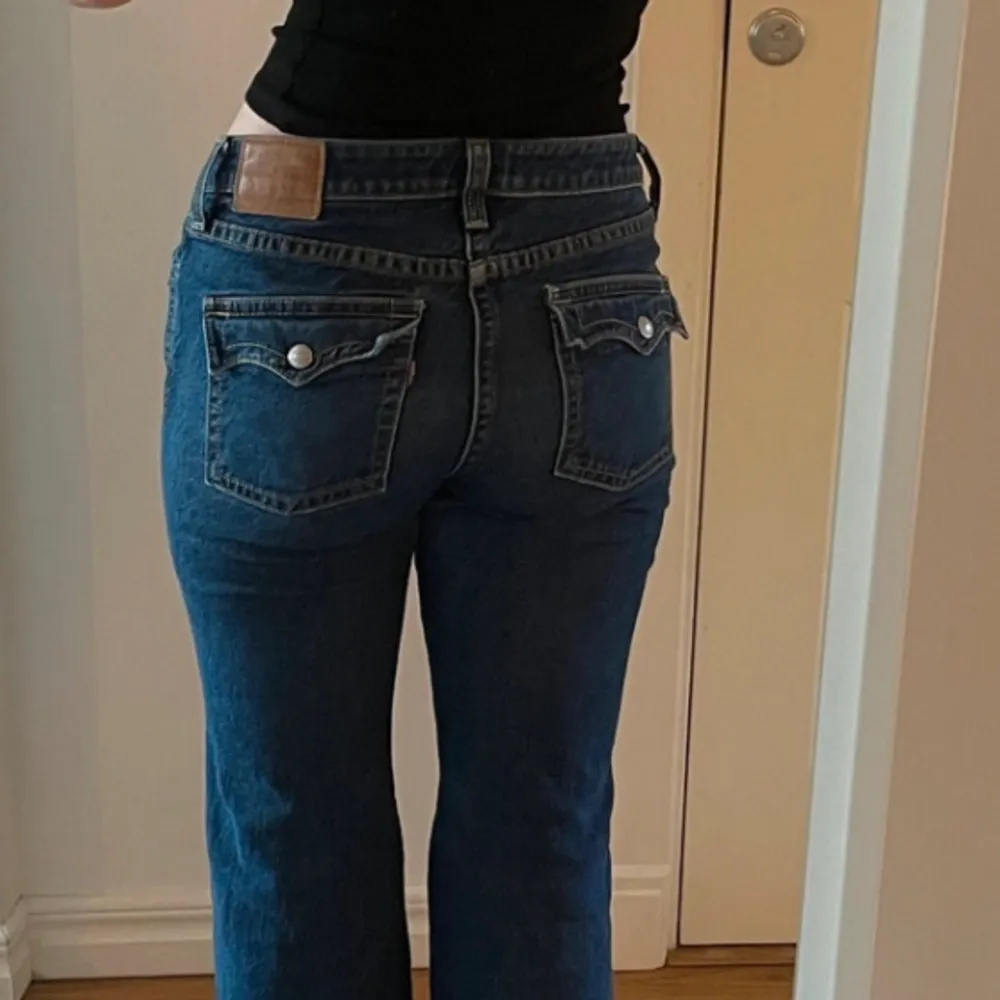 Relativa nyköpta Levis-jeans. Sitter superfint och är sköna. Har vanligtvis storlek 38 i jeans och de passar mig bra. Längden är 30. . Jeans & Byxor.