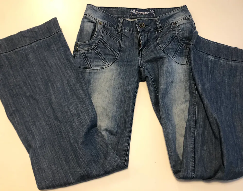 Skitsnygga lågmidjade jeans tyvärr är de för små på mig så måste sälja tyvärr. De liknar evisu lite och är bootcut😍 har även så coola detaljer.. Jeans & Byxor.