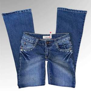Utsvängda bootcut lågmidjade jeans från ONADO med snygga detaljer, strl S 💕 // midja 35,5cm (+stretch), längd 102cm, innerbens 82cm, benöppning 23