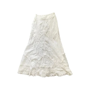 Vit långkjol  - Superfin vit långkjol med broderade detaljer. Längd: 93cm Midja: 34cm tvärsöver 