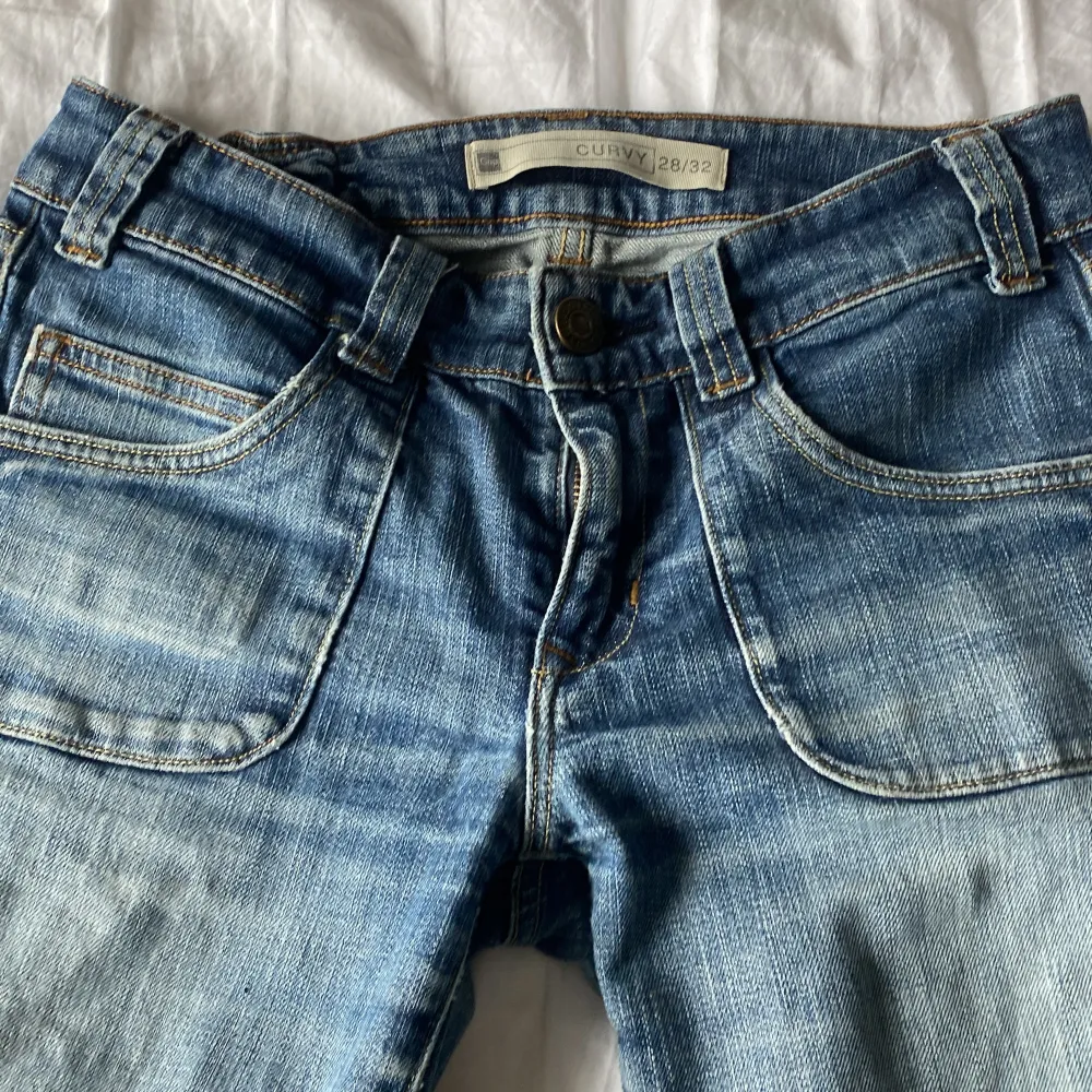 Jeansen är lite slitna, midjemått är ca 38-40cm och innerbenslängd är  ca 78cm.. Jeans & Byxor.