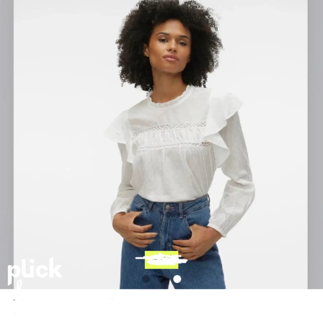 Vit blus med volanger - 90