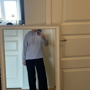 Ljuslila hoodie - Supermysig hoodie från hm i ljuslila, har stor ficka framtill och slittar på sidorna.