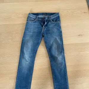 Säljer dessa nudie jeans som är inprincip nya. Storlek 28,30 men passar 28,28. Modellen är lean dean. 