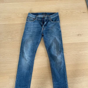 Nudie jeans - Säljer dessa nudie jeans som är inprincip nya. Storlek 28,30 men passar 28,28. Modellen är lean dean. 