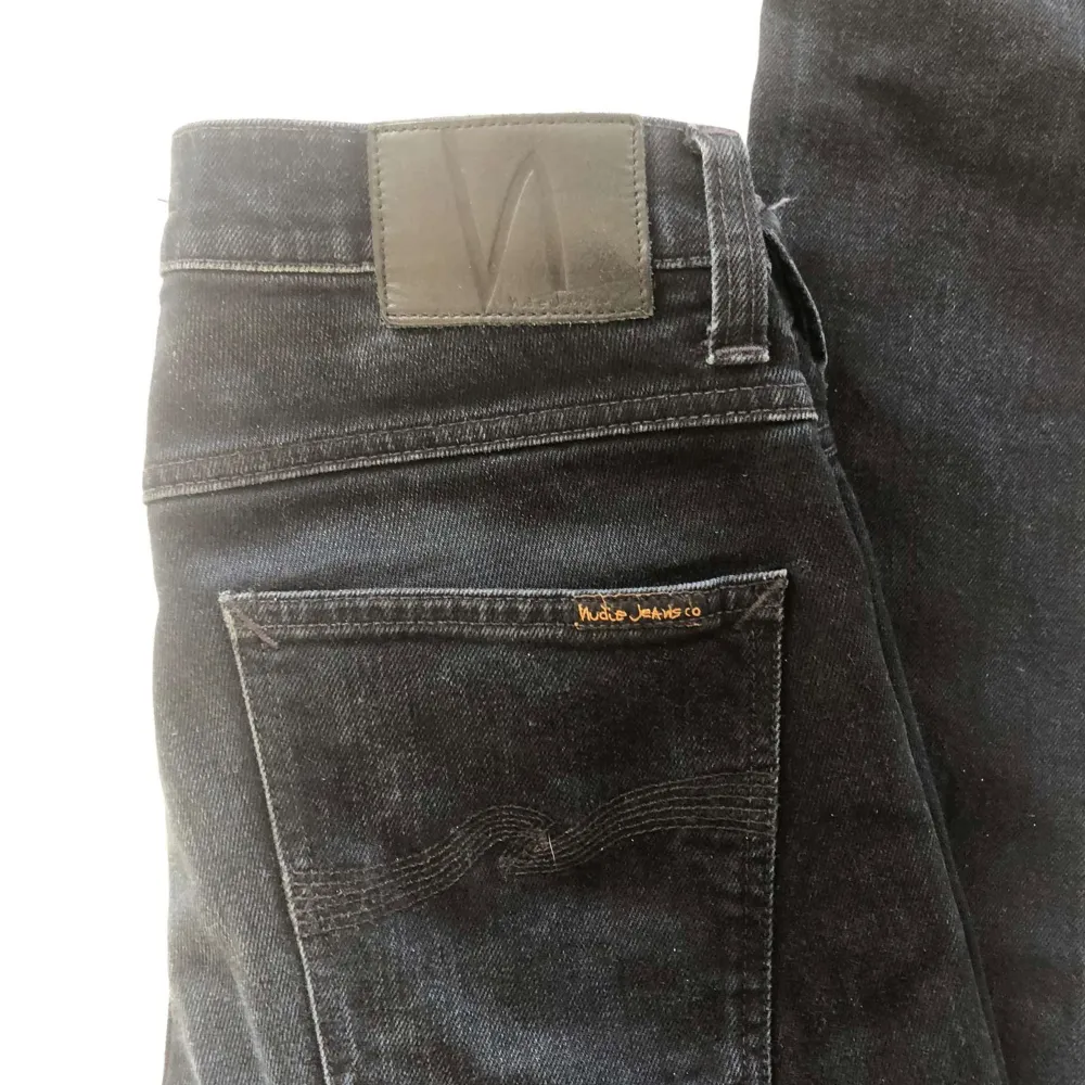 Säljer dessa sjukt snygga svarta nudie jeansen i den populära modellen Grim Tim använda 1 gång   Skriv för mer frågor  Mvh Eddie ✌️. Jeans & Byxor.