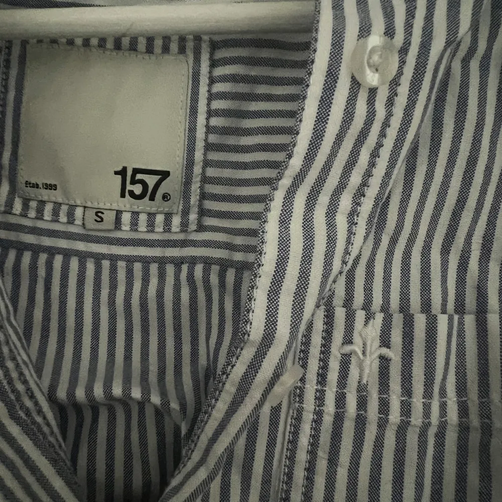 Säljer min fina skjorta från lager 157 i storlek s 💫 Andvänd 3gånger. Inga defekter.   Hör av er vid funderingar🌸. Skjortor.