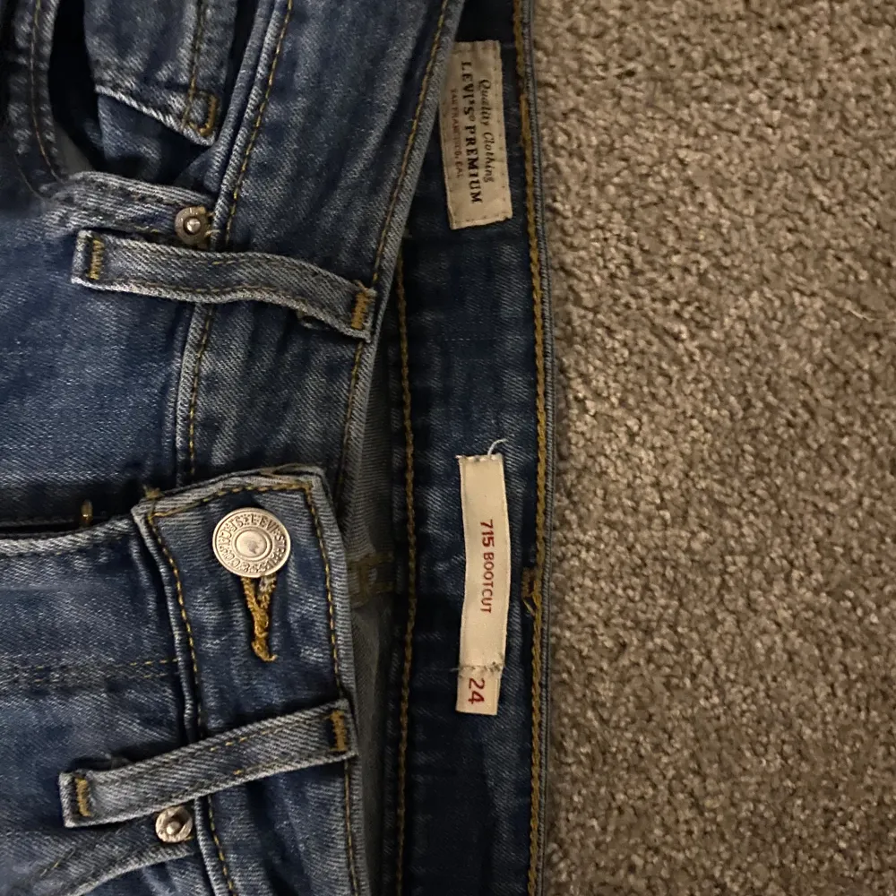 Riktigt snygga Levis jeans som inte kommer till användning längre, jeansen är bootcut och använda 1 gång vad jag kommer ihåg. Levis storlekar är ganska stora så jag på bilden är 164 men jeansen är i strl 24. Som nya i skick.. Jeans & Byxor.