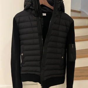 Moncler Cardigan - Moncler cardigan i svart färg. Är i gott skick, nfc tag funkar också. Är i storlek L men sitter bra på M 