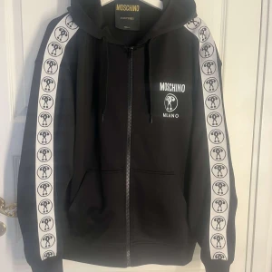 moshino kofta - Ska ta mc kort så rensar lite av klädderna. En trevlig moshino kofta köpt på jhonells för 6600. Inte andvänd mycket alls. Vid snabb affär så kan vi lösa ngt bättre pris 😉 Vid frågor och funderingar är det bara att skriva 😀