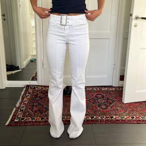 Säljer super fina vita jeans som är låg midjade.  De har inte kommit till användning längre. Inga fickor fram eller bak. De är i storlek XXS i vanliga fall men passar för XS och möjligtvis S. Pris kan diskuteras.