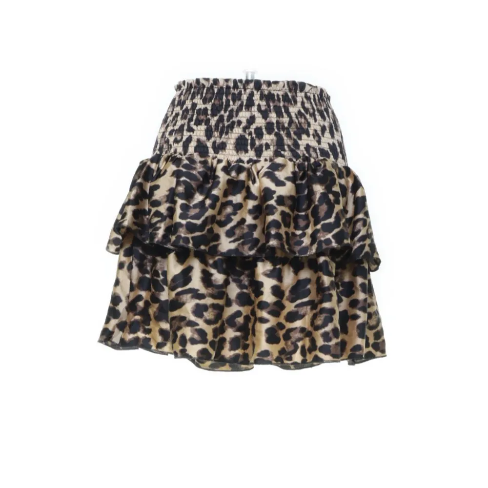 Säljer denna jätte gulliga leopard kjol, perfekt till sommaren! 💞 Köpt på Sellpy 💞 Märket är shk paris och den är i storlek s men är väldigt stretchig så passar fler! Hör av er vid frågor ❤️. Kjolar.
