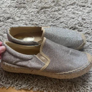 Skor - Jöttefina skor, speciellt i sommar ❣️ använda endast 1 gång! 