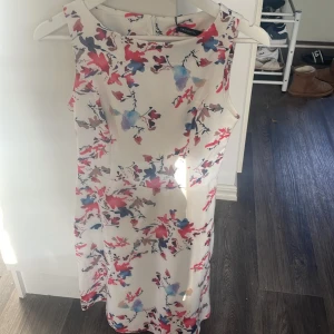 Klänning  - En blommig klänning från trendyol. Aldrig använd. Storlek 36. Den knäpps med dragkedja i ryggen.