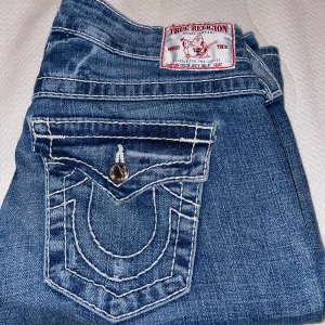 true religion jeans - trueys i perfekt skick!! jag är under 13 och kan inte verifiera med bank id så jag tar swish om det inte funkar men köp nu!har inga mått men kan skicka fler bilder om det önskas🥰