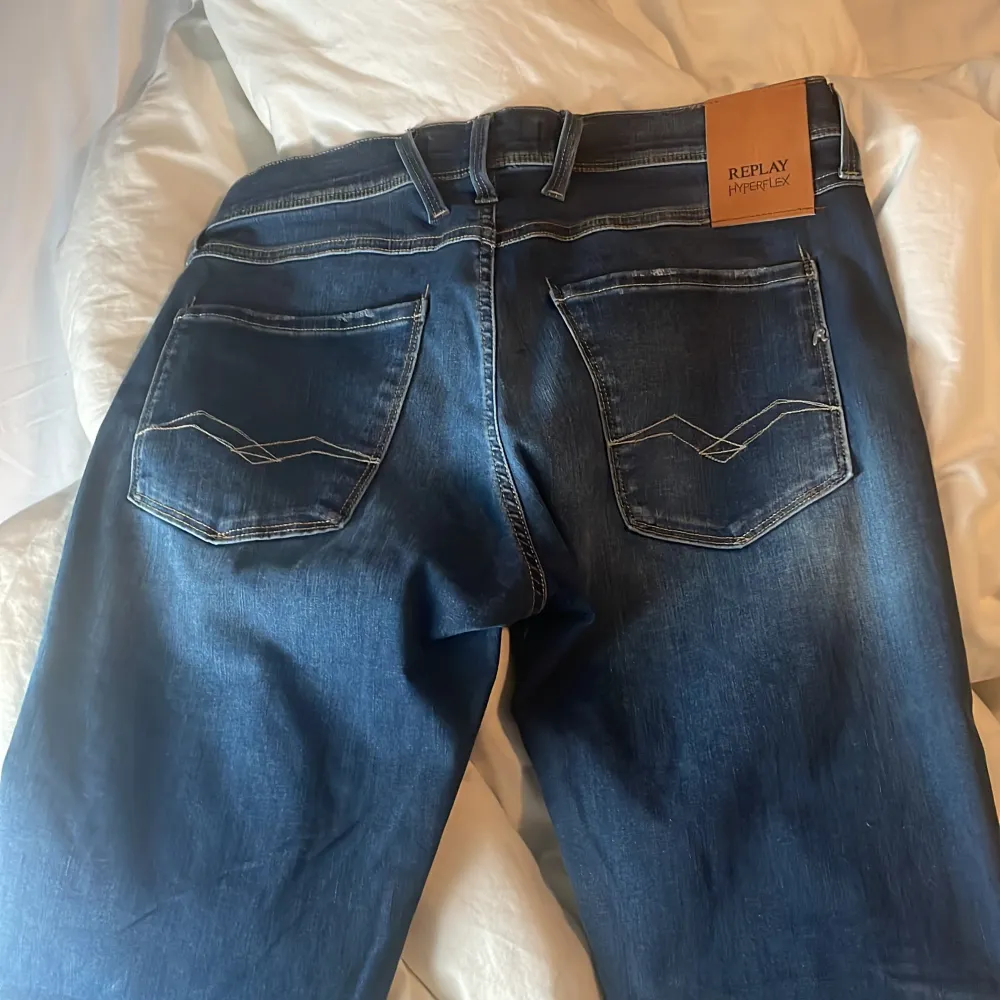 Säljer nu mina replay hyperflex jeans som jag har använt 1 gång så 10/10  Kvalitet Köptes för 2000 Får med allt  Kan vissa digitalt kvitto   . Jeans & Byxor.