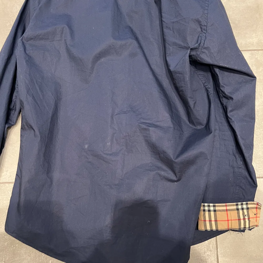 [Burberry skjorta] [färg mörk blå]. Skicket är 10/10 aldrig använd då den är lite för liten för mig. Den är i storlek large. Bara att höra av sig vid fråga🤝. Skjortor.