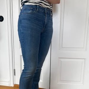 Lois jeans - Säljer mina coola jeans av favoritmärket Lois. Supersköna med lite stretch i en snygg rak modell.  Stl 27/34, nypris ca 1500 kr